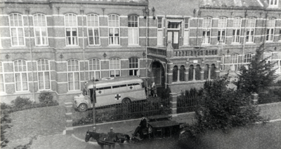 97511 Gezicht op een autobus bestemd voor ziekenvervoer bij de ingang van het St.-Antoniusziekenhuis (Prins Hendriklaan ...